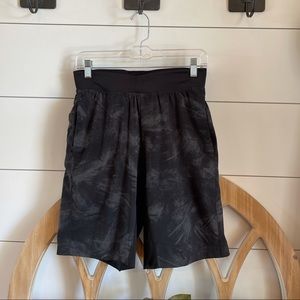 Lululemon men’s The Short 9” Luxtreme liner. Black